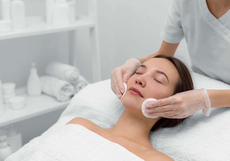 Limpeza de pele: como funciona, benefícios e cuidados