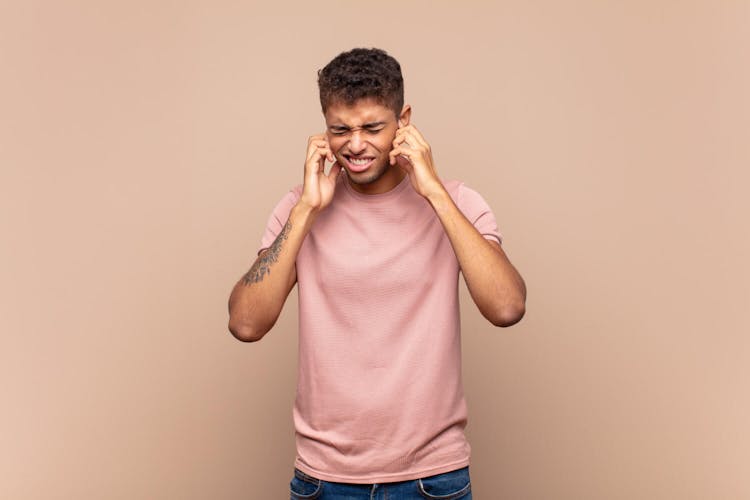O que pode causar zumbido no ouvido? Como tratar?